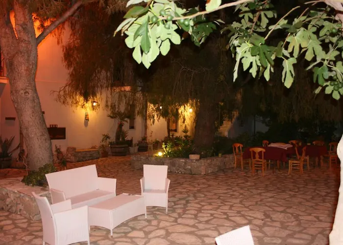Il Cortile كوستوناتشي
